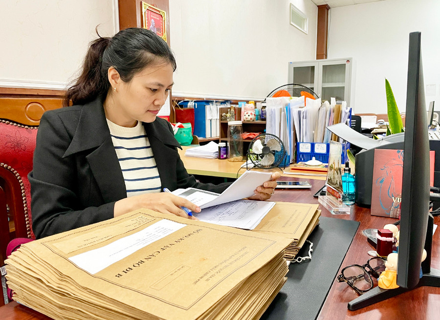 Phó Giám đốc phụ trách Trung tâm Lưu trữ lịch sử tỉnh Trịnh Thị Thu Hương rà soát các hồ sơ cán bộ đi B chưa xác minh được thông tin. Ảnh: P.D Phó Giám đốc phụ trách Trung tâm Lưu trữ lịch sử tỉnh Trịnh Thị Thu Hương rà soát các hồ sơ cán bộ đi B chưa xác minh được thông tin. Ảnh: P.D