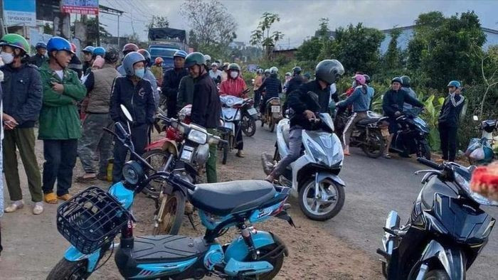 Nhiều người dân tập trung tại cơ sở thu mua nông sản N.T để đòi lại tiền cà phê ký gửi