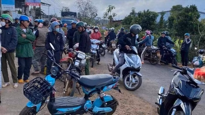 Nhiều người dân tập trung tại cơ sở thu mua nông sản N.T để đòi lại tiền cà phê ký gửi