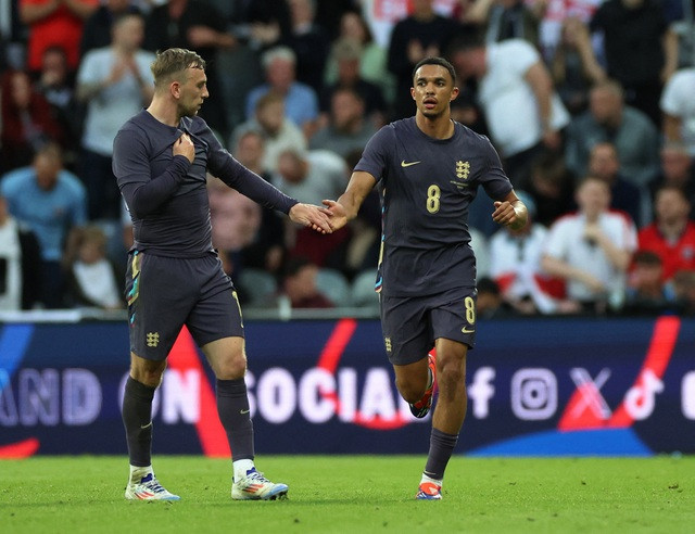 Alexander-Arnold (8) cũng lập công. Alexander-Arnold (8) cũng lập công.