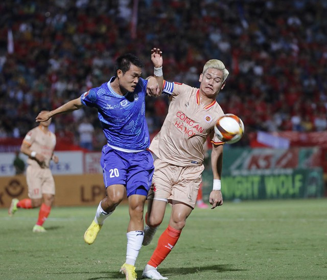 Tấn Tài (phải) cùng Công an Hà Nội chia điểm với CLB Khánh Hòa. Ảnh: VPF Tấn Tài (phải) cùng Công an Hà Nội chia điểm với CLB Khánh Hòa. Ảnh: VPF