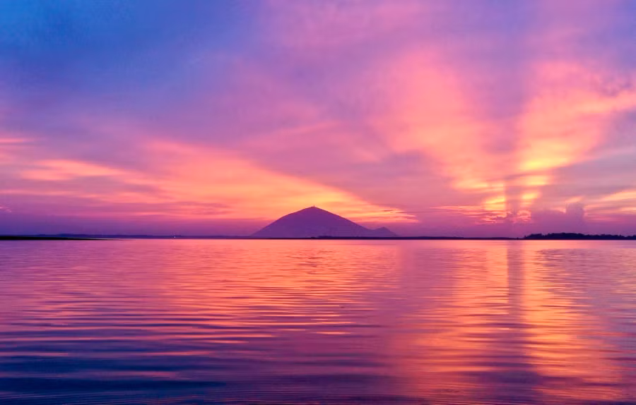 Ngắm mây núi Bà từ Hồ Dầu Tiếng - hồ thủy lợi lớn nhất Đông Nam Á là một góc nhìn cực đỉnh, khi ngọn núi cao nhất Nam bộ in bóng xuống mặt nước hồ vừa hùng vĩ, vừa thơ mộng và ảo diệu. Ảnh: NGUYỄN MINH TÚ