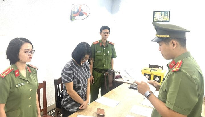 Cơ quan ANĐT tống đạt quyết định khởi tố bị can trong vụ án.