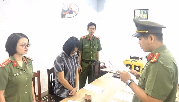 Cơ quan ANĐT tống đạt quyết định khởi tố bị can trong vụ án.