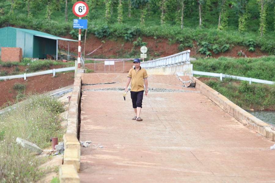 Nhiều điểm nứt toác trên thân đập Nhiều điểm nứt toác trên thân đập