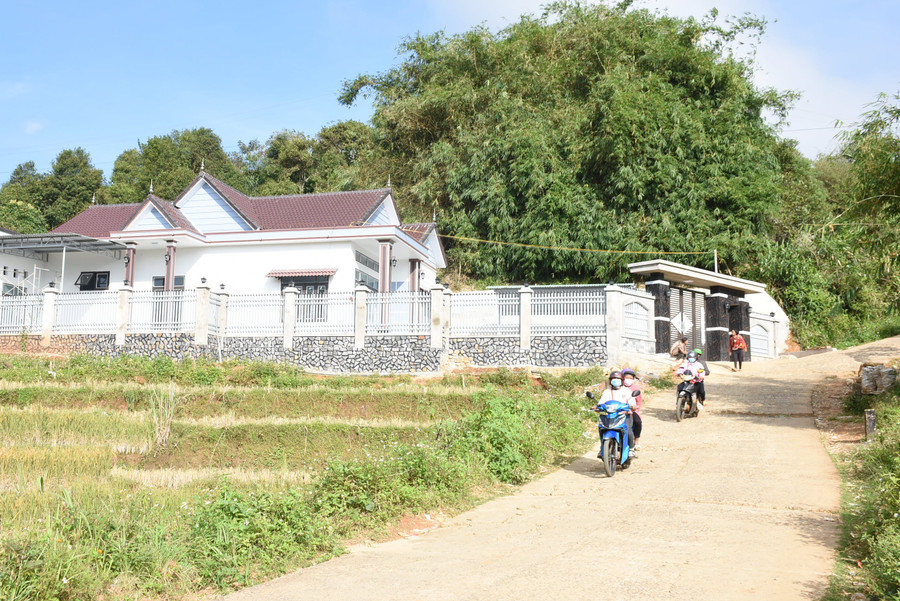 Bà con Xơ Đăng làm giàu từ dược liệu, xây dựng nhà cửa khang trang. Ảnh: PN Bà con Xơ Đăng làm giàu từ dược liệu, xây dựng nhà cửa khang trang. Ảnh: PN