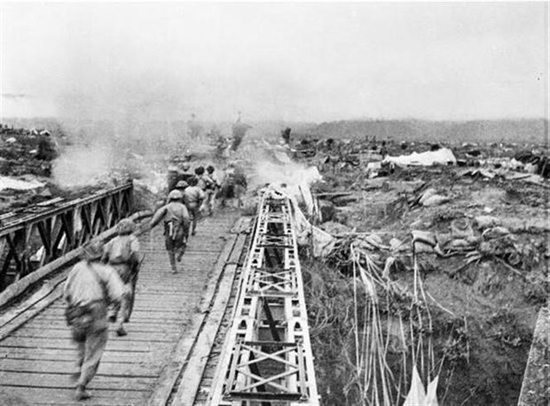 Bộ đội ta vượt qua cầu Mường Thanh, tấn công vào Sở chỉ huy Tập đoàn cứ điểm Điện Biên Phủ, chiều 7/5/1954. (Ảnh: Tư liệu TTXVN)