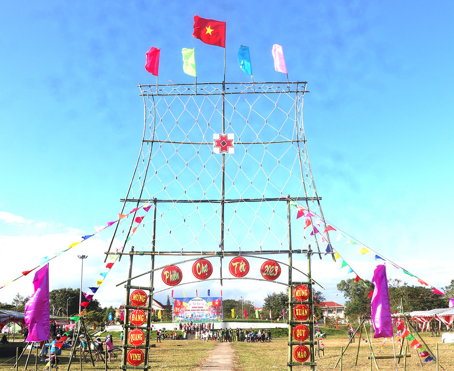 Những ngày cuối năm, huyện Đak Pơ tổ chức “Phiên chợ Tết, giao lưu văn hóa văn nghệ, mừng Đảng, mừng Xuân Quý Mão 2023”. Ảnh: Ngọc Minh