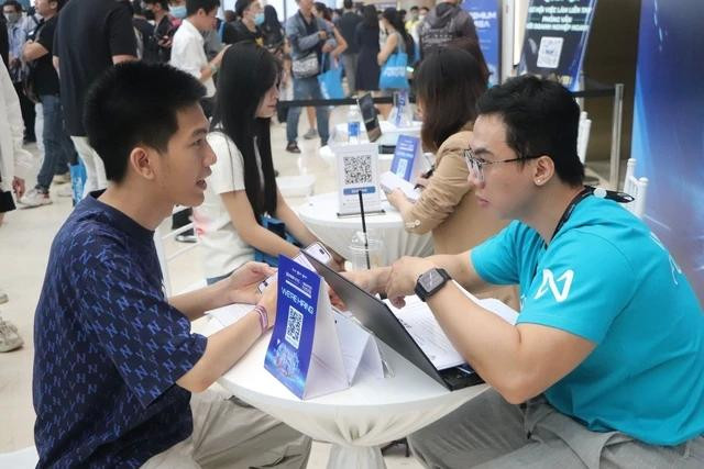 Bạn trẻ cần cân nhắc việc nhờ người khác nhận xét về bản thân có quan trọng không? ẢNH: PHÚC KHA Bạn trẻ cần cân nhắc việc nhờ người khác nhận xét về bản thân có quan trọng không? ẢNH: PHÚC KHA