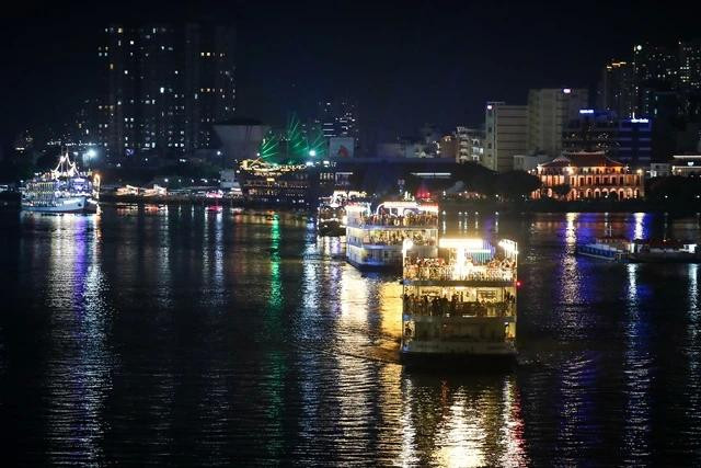 Các đoàn ca nô, tàu nhà hàng, du thuyền, buýt sông, buýt sông 2 tầng… sẽ diễu hành tại khu vực Bến Bạch Đằng. Ảnh: NHẬT THỊNH Các đoàn ca nô, tàu nhà hàng, du thuyền, buýt sông, buýt sông 2 tầng… sẽ diễu hành tại khu vực Bến Bạch Đằng. Ảnh: NHẬT THỊNH