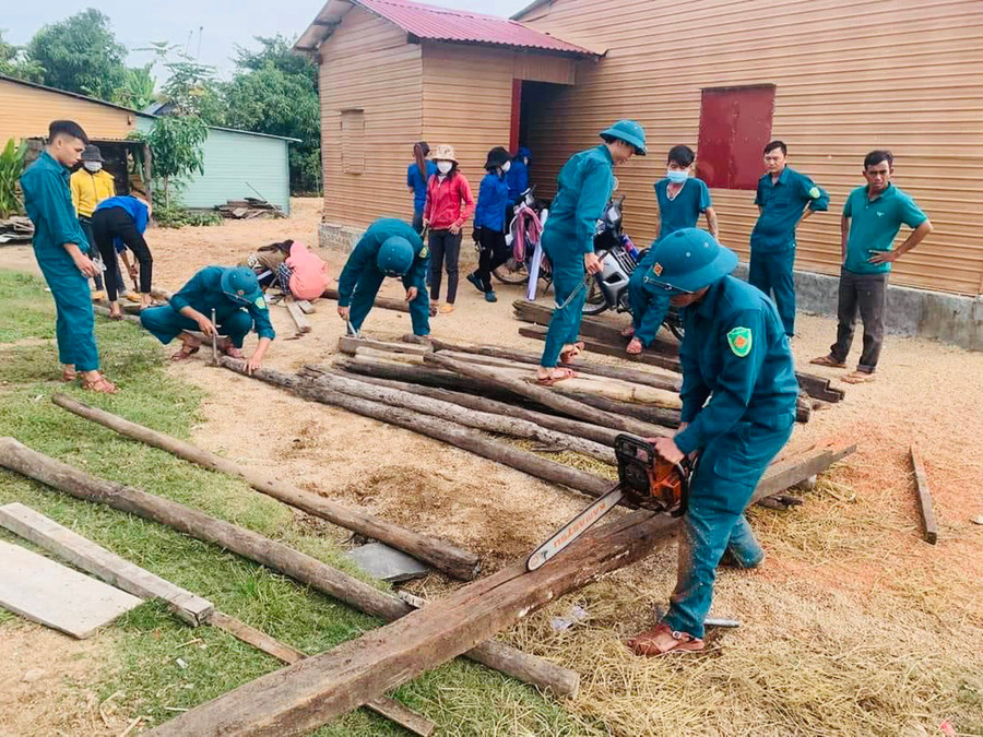Chi Đoàn Quân sự xã Ayun Hạ (huyện Phú Thiện) ra quân sửa chữa nhà ở cho gia đình người có công tại địa phương. Ảnh: V.C Chi Đoàn Quân sự xã Ayun Hạ (huyện Phú Thiện) ra quân sửa chữa nhà ở cho gia đình người có công tại địa phương. Ảnh: V.C