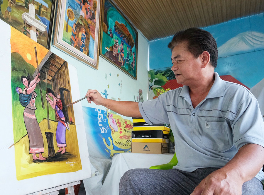 Cuộc sống và văn hóa người Jrai trong tranh họa sĩ Trần Quang Lực. Ảnh: Minh Châu