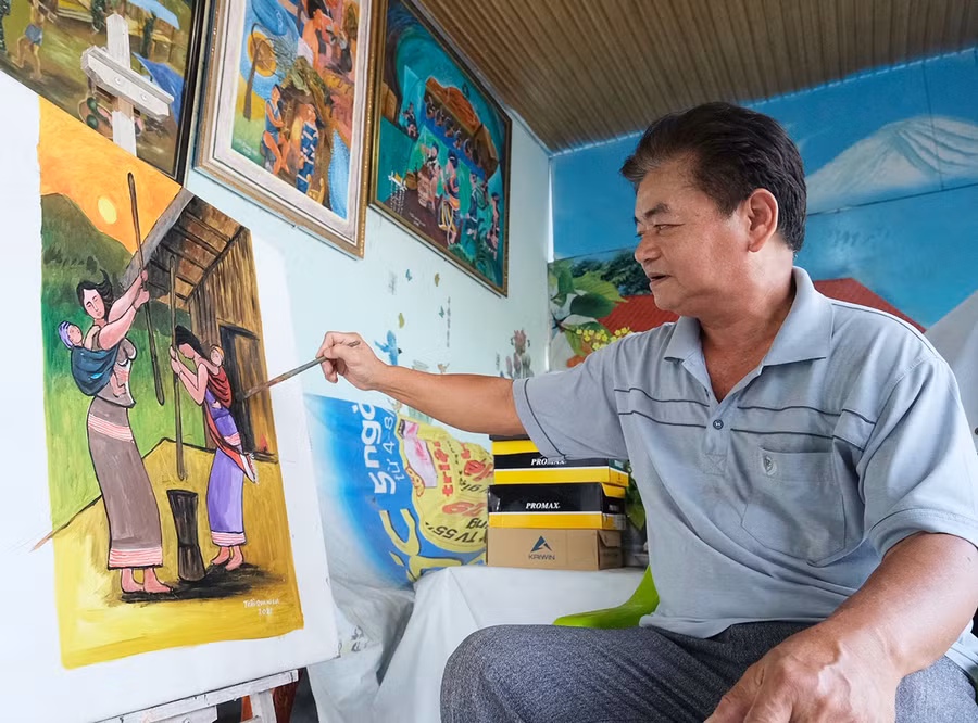 Cuộc sống và văn hóa người Jrai trong tranh họa sĩ Trần Quang Lực. Ảnh: Minh Châu