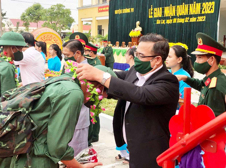 Tỉnh ủy viên, Chủ tịch Hội Nông dân tỉnh Võ Anh Tuấn trao hoa cho các tân binh huyện Krông Pa. Ảnh: Lê Nam Tỉnh ủy viên, Chủ tịch Hội Nông dân tỉnh Võ Anh Tuấn trao hoa cho các tân binh huyện Krông Pa. Ảnh: Lê Nam