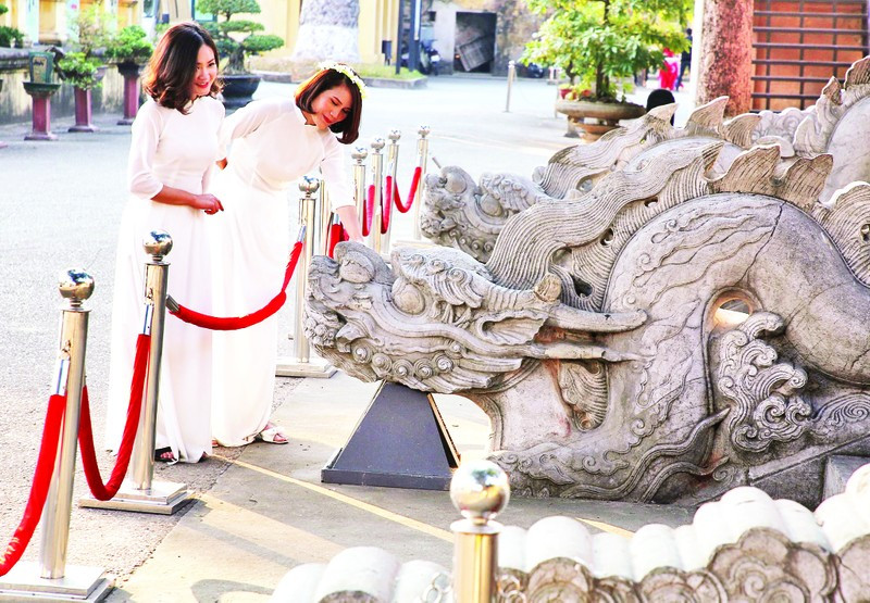 Giới trẻ chiêm ngưỡng bảo vật quốc gia. Giới trẻ chiêm ngưỡng bảo vật quốc gia.