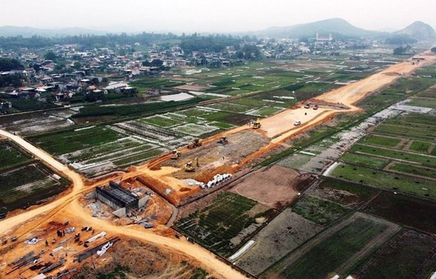 Nhà thầu thi công đoạn tuyến cao tốc Bắc-Nam phía Đông. (Ảnh: Huy Hùng/Vietnam+) Nhà thầu thi công đoạn tuyến cao tốc Bắc-Nam phía Đông. (Ảnh: Huy Hùng/Vietnam+)