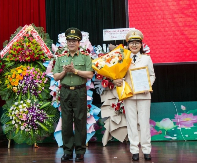 Thiếu tướng Lê Vinh Quy trao quyết định và tặng hoa Thiếu tướng Nguyễn Thị Xuân - Phó Giám đốc Công an tỉnh Đắk Lắk.