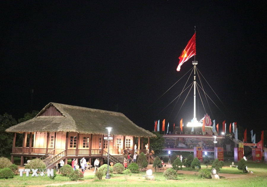 Nhà liên hợp và Kỳ đài Hiền Lương thuộc Di tích Quốc gia Đặc biệt Đôi bờ Hiền Lương-Bến Hải. (Ảnh: Nguyên Lý/TTXVN) Nhà liên hợp và Kỳ đài Hiền Lương thuộc Di tích Quốc gia Đặc biệt Đôi bờ Hiền Lương-Bến Hải. (Ảnh: Nguyên Lý/TTXVN)