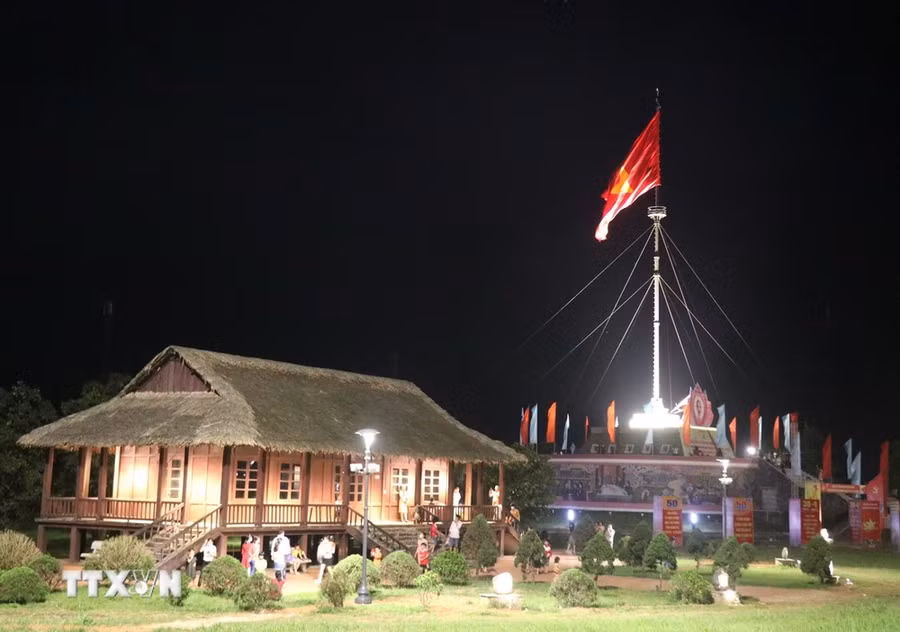 Nhà liên hợp và Kỳ đài Hiền Lương thuộc Di tích Quốc gia Đặc biệt Đôi bờ Hiền Lương-Bến Hải. (Ảnh: Nguyên Lý/TTXVN)