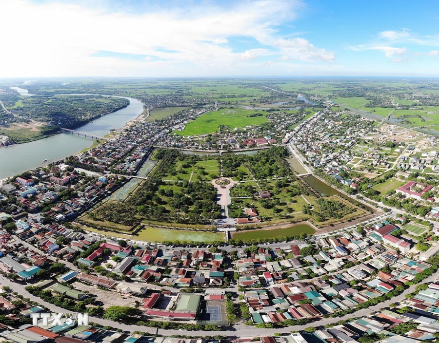 Di tích Quốc gia Đặc biệt Thành cổ Quảng Trị nằm ở trung tâm thị xã Quảng Trị. (Ảnh: Hoàng Hiếu/TTXVN) Di tích Quốc gia Đặc biệt Thành cổ Quảng Trị nằm ở trung tâm thị xã Quảng Trị. (Ảnh: Hoàng Hiếu/TTXVN)