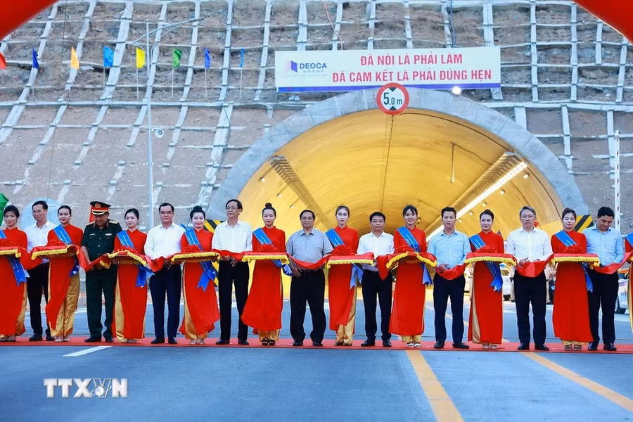 Thủ tướng Phạm Minh Chính và các đại biểu cắt băng khánh thành Dự án cao tốc Cam Lâm-Vĩnh Hảo và Diễn Châu-Bãi Vọt. (Ảnh: Dương Giang/TTXVN)