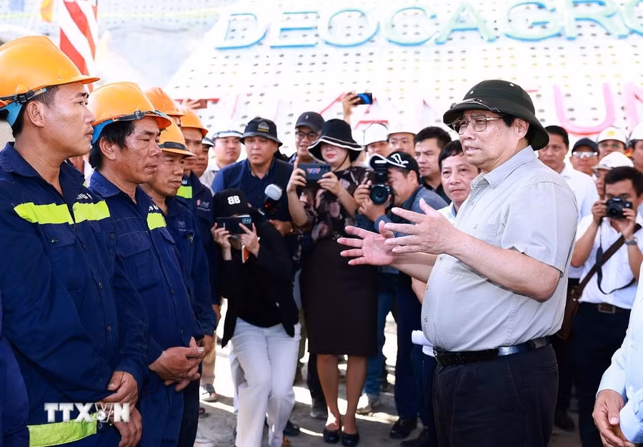 Thủ tướng Phạm Minh Chính động viên công nhân thi công hầm Tuy An thuộc Dự án cao tốc Chí Thạnh-Vân Phong đoạn qua tỉnh Phú Yên. (Ảnh: Dương Giang/TTXVN)
