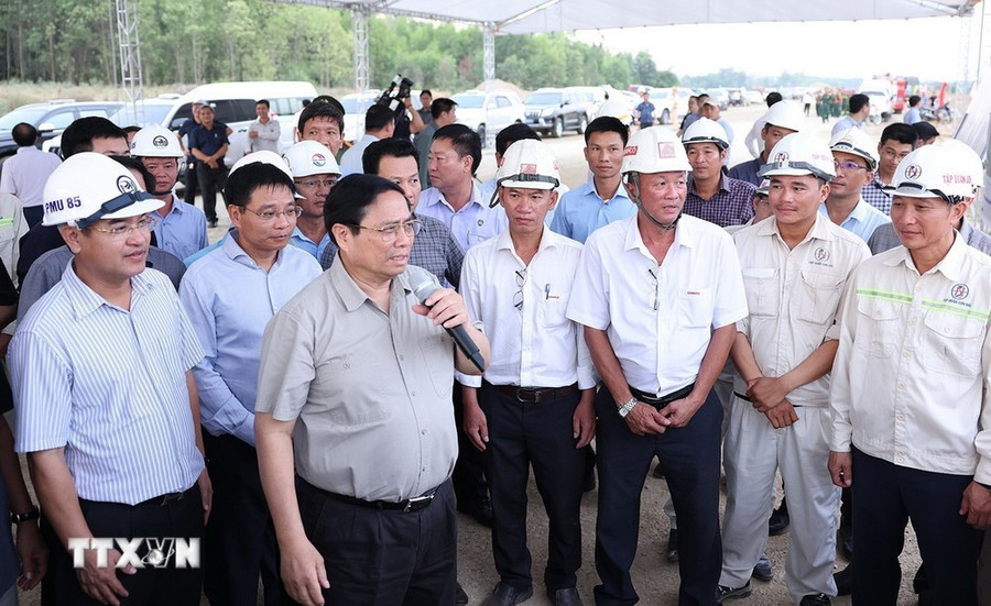 Thủ tướng Phạm Minh Chính động viên, giao nhiệm vụ cho các đơn vị thi công dự án cao tốc Hoài Nhơn- Quy Nhơn đoạn qua tỉnh Bình Định. (Ảnh: Dương Giang/TTXVN) Thủ tướng Phạm Minh Chính động viên, giao nhiệm vụ cho các đơn vị thi công dự án cao tốc Hoài Nhơn- Quy Nhơn đoạn qua tỉnh Bình Định. (Ảnh: Dương Giang/TTXVN)