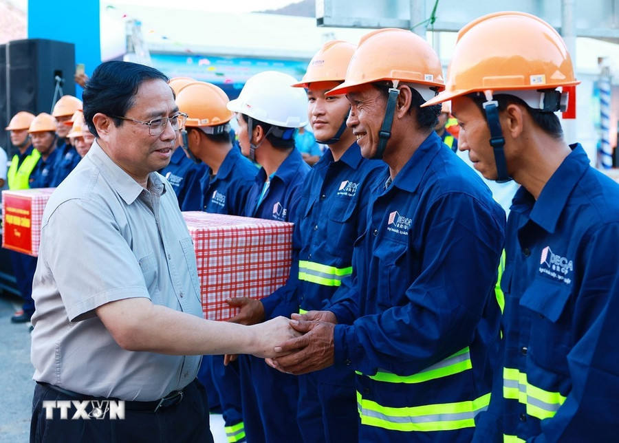 Thủ tướng Phạm Minh Chính với công nhân thi công Dự án cao tốc Cam Lâm-Vĩnh Hảo. (Ảnh: Dương Giang/TTXVN)