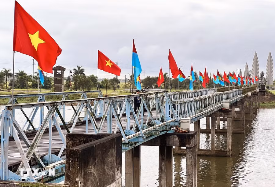 Cầu Hiền Lương trong ngày Lễ thượng cờ 'Thống nhất non sông.' (Ảnh: Nguyên Linh/TTXVN)