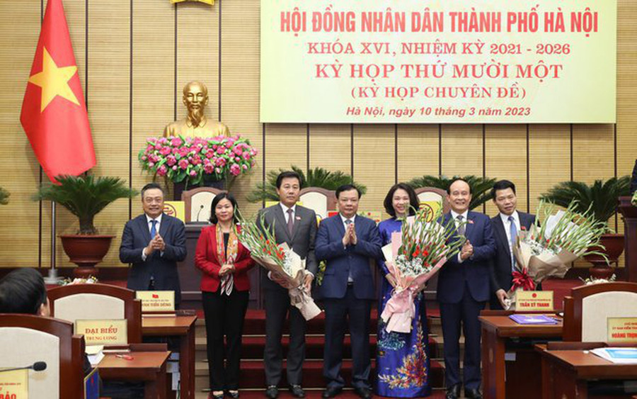 Lãnh đạo TP. Hà Nội tặng hoa cho tân Phó Chủ tịch UBND Vũ Thu Hà (áo dài xanh) và các Ủy viên UBND Thành phố. Ảnh: VGP Lãnh đạo TP. Hà Nội tặng hoa cho tân Phó Chủ tịch UBND Vũ Thu Hà (áo dài xanh) và các Ủy viên UBND Thành phố. Ảnh: VGP