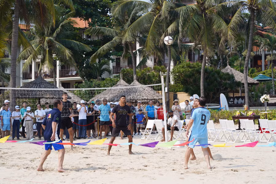 Anh Văn Tín (quận Sơn Trà) bày tỏ sự bất ngờ, hạnh phúc khi được gặp những ngôi sao bóng đá ngay trên biển Đà Nẵng. Cũng như anh, người hâm mộ đã theo dõi và chờ đợi các cầu thủ để được chụp hình, xin chữ ký.