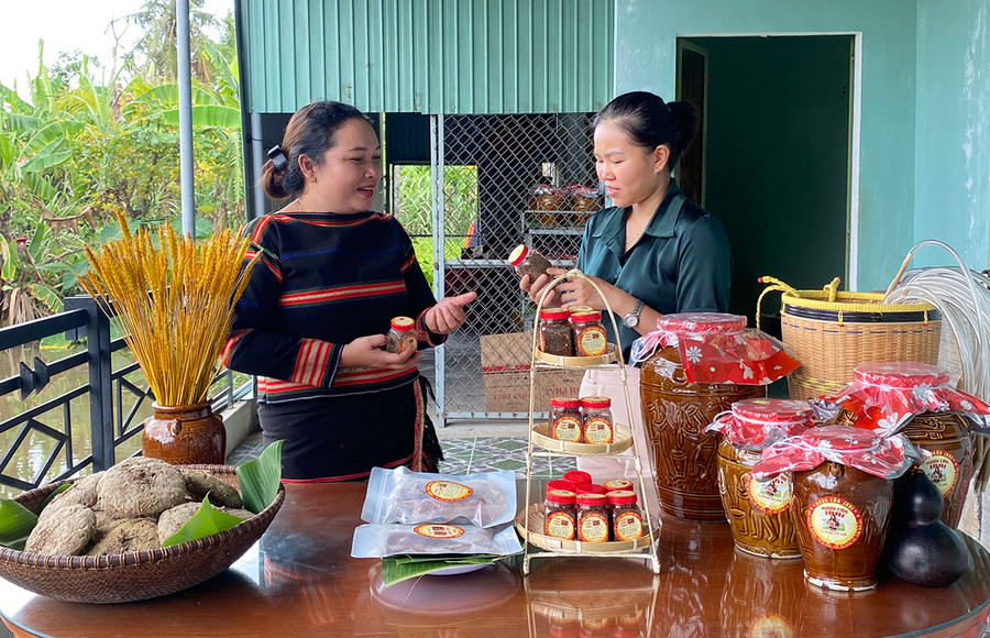 Ngoài rượu cần, chị Nay HT&apos;ó (bìa trái) còn làm thêm muối kiến vàng, thịt heo gác bếp để bán. Ảnh: N.S