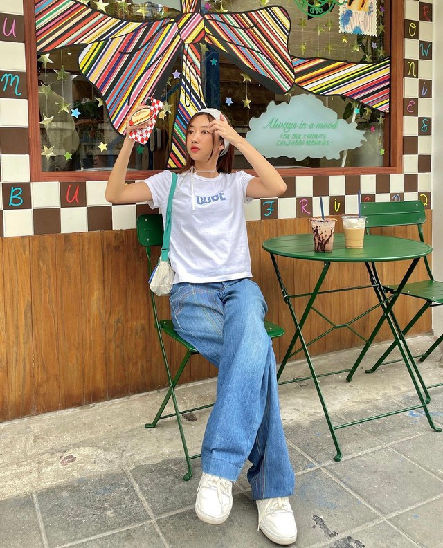 Sneakers rất dễ phối đồ. Chúng có thể kết hợp ăn ý với mọi kiểu trang phục, từ bánh bèo điệu đà cho đến cá tính khỏe khoắn. Nếu lần đầu thử sức với giày thể thao, nàng nên ưu tiên những đôi sneakers màu trắng bởi chúng mang đến sự linh hoạt trong phong cách phối đồ