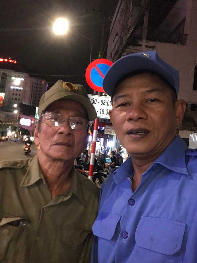 Phục thiện giang hồ: 'Đại ca' ra tù cảm hóa trẻ hư - Ảnh 3. Ông Lợi (phải) cùng tổ dân phố chuẩn bị lên đường tuần tra. Ảnh: NHÂN VẬT CUNG CẤP