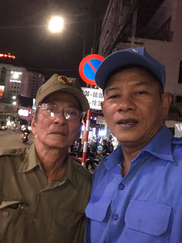 Ông Lợi (phải) cùng tổ dân phố chuẩn bị lên đường tuần tra. Ảnh: NHÂN VẬT CUNG CẤP