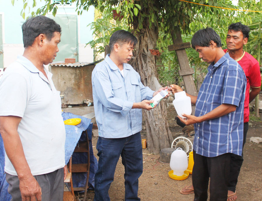 Giảng viên Lê Quốc Dũng (thứ 2 từ trái sang, Khoa Nông-lâm Trường Cao đẳng Gia Lai) hướng dẫn học viên pha thuốc phòng bệnh vào nước uống cho gà con 1 tuần tuổi. Ảnh: Vũ Chi Giảng viên Lê Quốc Dũng (thứ 2 từ trái sang, Khoa Nông-lâm Trường Cao đẳng Gia Lai) hướng dẫn học viên pha thuốc phòng bệnh vào nước uống cho gà con 1 tuần tuổi. Ảnh: Vũ Chi