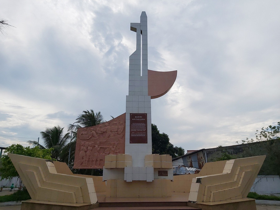 Bia tưởng niệm Điểm tiếp nhận vũ khí Bắc - Nam tại ngã 3 mũi tàu thuộc xã Thạnh Phong, huyện Thạnh Phú. Ảnh: Hòa Hội