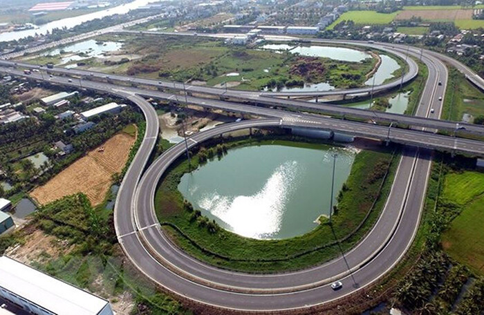 Từ đầu nhiệm kỳ đến nay, đã hoàn thành, đưa vào sử dụng 729 km đường bộ cao tốc, nâng tổng số km đường cao tốc đưa vào khai thác đến nay là 1.892 km Từ đầu nhiệm kỳ đến nay, đã hoàn thành, đưa vào sử dụng 729 km đường bộ cao tốc, nâng tổng số km đường cao tốc đưa vào khai thác đến nay là 1.892 km