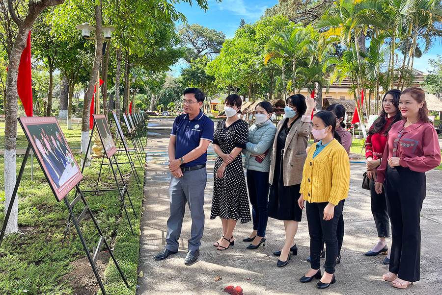 Đông đảo người dân tham quan triển lãm ảnh với chủ đề “Quảng trường Đại Đoàn Kết-10 năm đi vào hoạt động”. Ảnh: Phương Linh Đông đảo người dân tham quan triển lãm ảnh với chủ đề “Quảng trường Đại Đoàn Kết-10 năm đi vào hoạt động”. Ảnh: Phương Linh