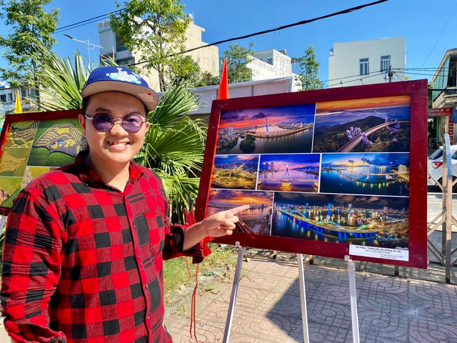 Anh Lê Quang Thiện với bộ ảnh Đà Nẵng thành phố của những cây cầu. Ảnh: HẢI PHONG Anh Lê Quang Thiện với bộ ảnh Đà Nẵng thành phố của những cây cầu. Ảnh: HẢI PHONG