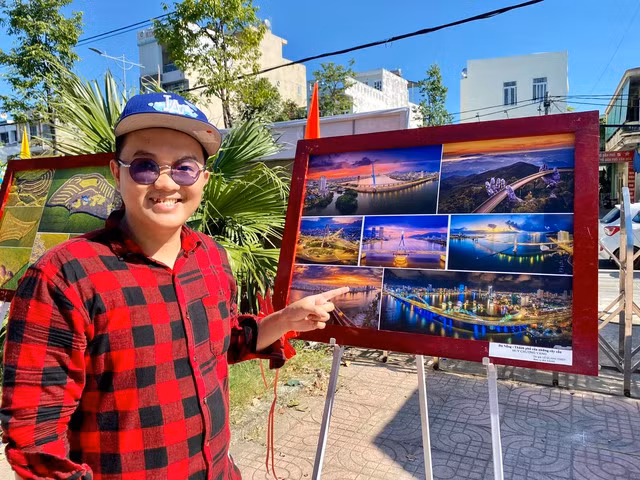 Anh Lê Quang Thiện với bộ ảnh Đà Nẵng thành phố của những cây cầu. Ảnh: HẢI PHONG