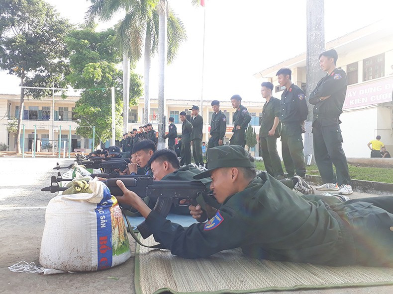 Dày công luyện rèn để trở thành xạ thủ giỏi. Ảnh: VĂN HỌC Dày công luyện rèn để trở thành xạ thủ giỏi. Ảnh: VĂN HỌC