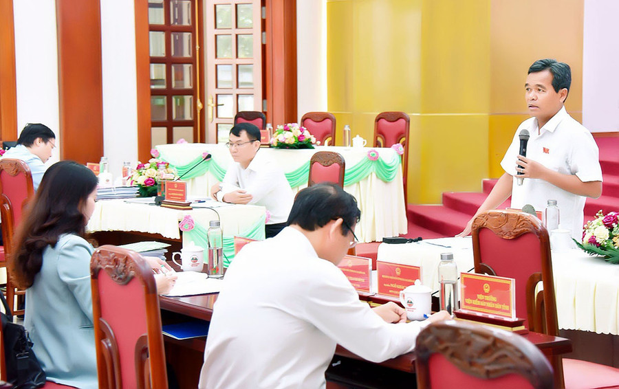 Ủy viên Ban Chấp hành Trung ương Đảng, Bí thư Tỉnh ủy, Chủ tịch HĐND tỉnh Hồ Văn Niên phát biểu tại phiên thảo luận tổ. Ảnh: Đức Thụy