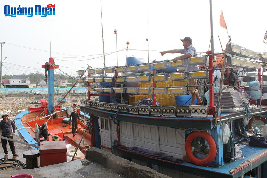 Tàu cá của ngư dân Nguyễn Đức Thạnh cập cảng Mỹ Á sau phiên biển dài ngày. Tàu cá của ngư dân Nguyễn Đức Thạnh cập cảng Mỹ Á sau phiên biển dài ngày.