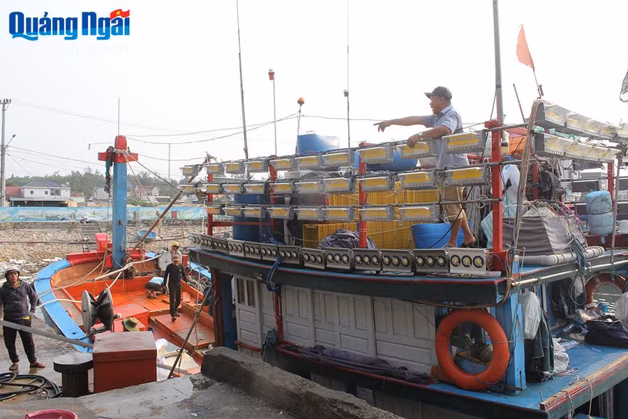 Tàu cá của ngư dân Nguyễn Đức Thạnh cập cảng Mỹ Á sau phiên biển dài ngày. Tàu cá của ngư dân Nguyễn Đức Thạnh cập cảng Mỹ Á sau phiên biển dài ngày.