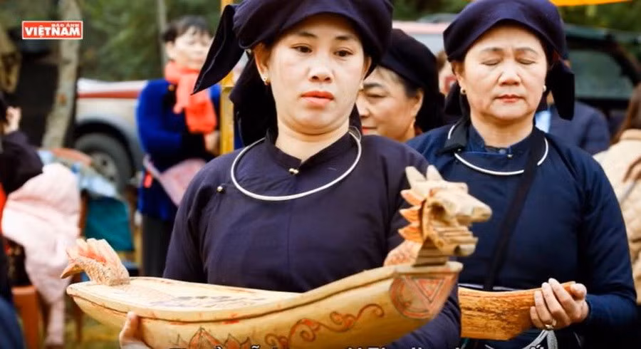 Thuyền gỗ được sử dụng trong suốt những ngày hội chính. (Nguồn: Báo Ảnh Việt Nam)