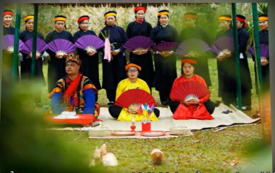 Các thiếu nữ nhập vai nàng Hai đón Mẹ Trăng xuống trần. (Nguồn: Báo Ảnh Việt Nam) Các thiếu nữ nhập vai nàng Hai đón Mẹ Trăng xuống trần. (Nguồn: Báo Ảnh Việt Nam)