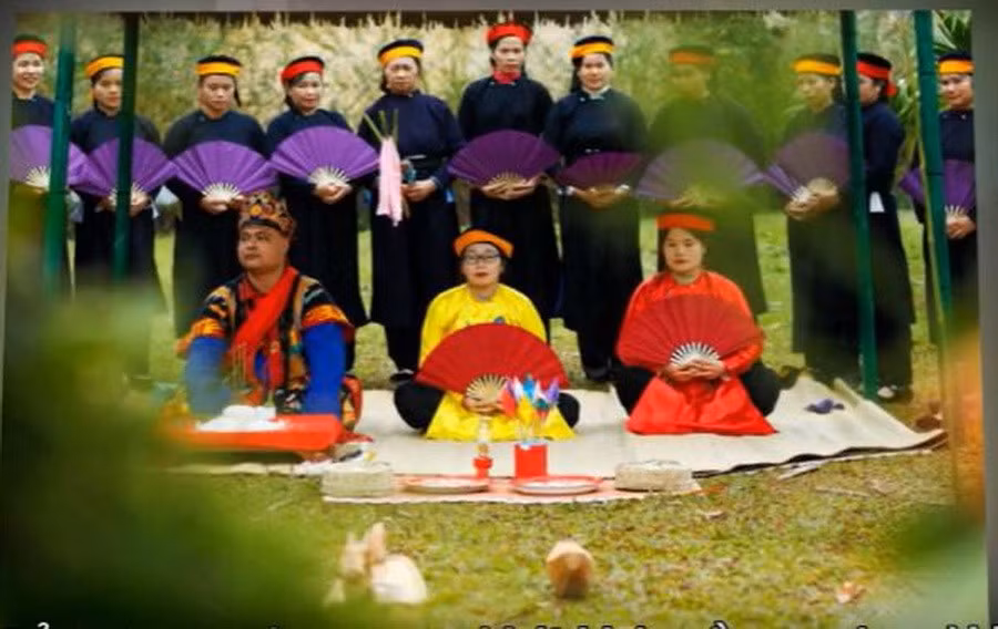 Các thiếu nữ nhập vai nàng Hai đón Mẹ Trăng xuống trần. (Nguồn: Báo Ảnh Việt Nam)