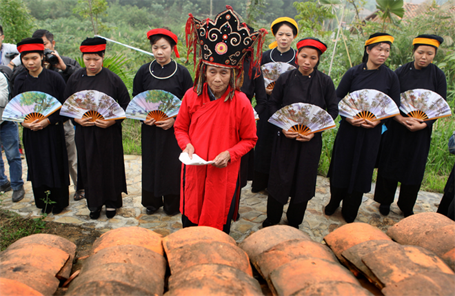 Thầy bụt và 12 cô gái tượng trưng cho 12 nàng Trăng làm lễ tại miếu thờ thổ công. (Nguồn: Báo Ảnh Việt Nam) Thầy bụt và 12 cô gái tượng trưng cho 12 nàng Trăng làm lễ tại miếu thờ thổ công. (Nguồn: Báo Ảnh Việt Nam)