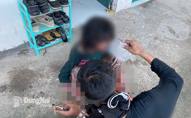 Một nạn nhân được cứu khỏi vụ cháy. (Nguồn: Báo Đồng Nai)